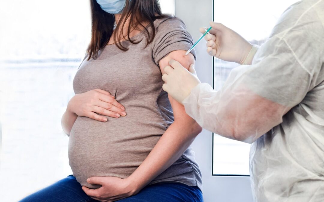 Szczepienia przeciwko COVID-19 zalecane kobietom w&nbsp;ciąży i&nbsp;karmiącym mamom